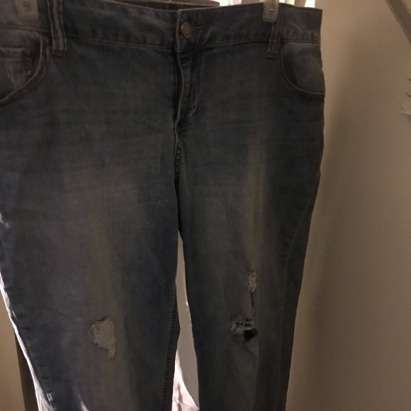 Pocketbooks, Peacoats, Capris, Shoe Booties, - Picture 4 of 8